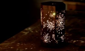 Lampe LED en bois avec motif étoilé de Darbin Orvar